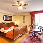 Mucha Hotel 4*