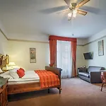 Mucha Ξενοδοχείο